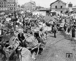 Flüchtlinge am Bahnhof Bamberg, die mit ihren Habseligkeiten zurück ins Saargebiet gebracht werden.  (19.07.1945) <i>Foto: Pressefoto ACME</i>