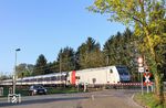Nachdem gerade einmal eine Woche andauernden Planeinsatz der 110 469 ist in der 16. Woche 2016 wieder Railpool 185 679 am Zug, die hier den Bahnübergang Wilzhauser Weg in Solingen-Ohligs mit der Ersatzgarnitur RB 24461 (Bonn Hbf - Wuppertal-Oberbarmen) passiert. (20.04.2016) <i>Foto: Joachim Bügel</i>