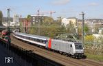 Auf der Rückfahrt nach Köln schiebt Railpool 185 679 die Regionalbahn 24466 durch Wuppertal-Elberfeld. (20.04.2016) <i>Foto: Wolfgang Bügel</i>