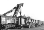 Die Konzeption der Culemeyer-Transporte sah nicht nur die Beförderung von Güterwagen vor, sondern explizit auch Schwertransporte, die auf der Eisenbahn wegen des Lichtraumprofils nicht bewegt werden konnten, wie hier diesen Brückenträger für die Reichsautobahn, der im Güterbahnhof von Meerane mittels des 50 t-Schienenkrans "Mainz 710016" umgeladen wird. Der ursprüngliche 60t-Kran (Ardelt Baujahr 1928) wurde Anfang der 1930er Jahre auf 50t Tragfähigkeit herabgesetzt, da sich die Nietverbindungen als nicht stabil genug herausstellten. (1940) <i>Foto: RVM</i>