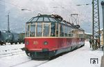 Der "Gläserne Zug" 491 001 in der rot/beigen-Farbgebung, die er von 1953 bis 1971 trug. Die Aufnahme entstand im Bahnhof Garmisch-Partenkirchen, dort wo 25 Jahre später am 12. Dezember 1995 der Zug durch einen Unfall aus dem aktiven Dienst scheiden sollte. Bei einer Fahrt von München über die Karwendelbahn nach Innsbruck stieß der "Gläserne Zug" bei der Einfahrt in den Bahnhof von Garmisch-Partenkirchen mit der ÖBB-Lok 1044 235 des an einem Halt zeigenden Signal vorbeigefahrenen RE 3612 frontal zusammen (siehe Bild-Nr. 28182). (01.1969) <i>Foto: Peter Wagner</i>