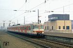 420 168 fährt als S 4234 nach Köln-Chorweiler Nord in den Bahnhof Köln-Mülheim ein. Noch ist das neue Dr-Stellwerk "Mf" (Sp Dr S60) nicht in Betrieb, der Einsatz steht aber kurz bevor. (28.03.1982) <i>Foto: Wolfgang Bügel</i>