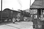 Als besonderer Überraschungsgast tauchte 45 023 des BZA Minden am Schrankenposten 110 in Hann. Münden Nord auf, die einem Güterzug über die Dransfelder Rampe geholfen hatte. (09.1958) <i>Foto: Winfried Gronwald</i>