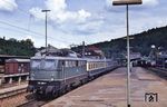 140 498 (Bw Mannheim) mit einem Eilzug von Stuttgart nach Konstanz in Horb. (20.05.1985) <i>Foto: Peter Schiffer</i>