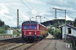 425 110 ist auf dem Weg von Tübingen nach Plochingen im Haltepunkt Wannweil eingetroffen. (22.05.1985) <i>Foto: Peter Schiffer</i>