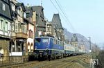Damals waren die Schnellzüge noch (fast) eine reine 110er-Domäne, sie wie hier der D 703 "Bodensee-Express" nach Konstanz mit der Dortmunder 110 225 in Bacharach. (01.04.1982) <i>Foto: Wolfgang Bügel</i>