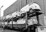 Volkswagen vom Typ 2 T1, besser bekannt als "VW-Bulli", der von 1950 bis 1967 produziert wurde, auf Autotransporteinheitein Offs 60 im VW-Werk Wolfsburg. Der Offs 60 (Laekks543) war eine Weiterentwicklung des Offs 55, der wegen seiner geringen Ladehöhe für Kleintransporter ungeeignet war. (1961) <i>Foto: Bustorff</i>