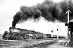 Die im Jahre 1941 von der "American Locomotive Company" (ALCO) gebaute Lok 4011 der Union Pacific (UP), bekannt als "Big Boy", unterwegs in Wyoming. Mit einem Gesamtgewicht von 548 t und einer Leistung von rund 6300 PS galt sie als stärkste Dampflokomotive der Welt.  (1958) <i>Foto: R.H.Kindig</i>