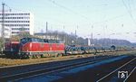 Auf der anderen Seite des Ng 63726 hing 221 125, die nach dem Kopfmachen im Bahnhof Bochum-Nord nun die Rolle der Zuglok übernehmen wird. (31.01.1981) <i>Foto: Joachim Bügel</i>
