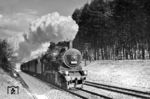 An einem kalten Wintertag dampft die zum Bw Stuttgart-Rosenstein gehörende 18 137 durch den Rohrer Wald bei Stuttgart. Das schöne Bild fand auch Eingang in den legendären Reichsbahnkalender. (1934) <i>Foto: RVM (Ulmer)</i>