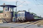 181 208 mit D 256 (Frankfurt - Saarbrücken - Metz - Paris Est) am Schrankenposten 84 bei Groß-Gerau. (28.09.1982) <i>Foto: Joachim Bügel</i>