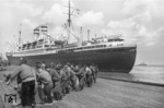 Vertäuen der "New York" an der Pier "Steubenhööft" am Amerikahafen in Cuxhaven. (05.1937) <i>Foto: Walter Hollnagel</i>