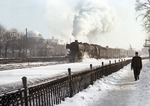 01 1083 (Bw Osnabrück Hbf) verlässt im Winter 1958/59 den Bahnhof Hamburg-Dammtor und wird wenig später den Zielbahnhof Altona erreichen. (02.1959) <i>Foto: Walter Hollnagel</i>