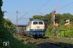 Die für die Brohltalbahn im Einsatz befindliche 215 082 mit dem "Aluzug" DGS 62086 (Spellen - Koblenz-Lützel) bei Ratingen West. (13.09.2016) <i>Foto: Marcus Henschel</i>