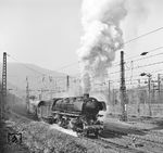 Die Kaiserslauterner 44 1276 setzt sich mit einem Güterzug im Rangierbahnhof von Bingerbrück in Bewegung. (26.10.1963) <i>Foto: Joachim Claus</i>