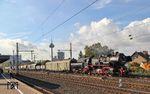 Nach Ende der Filmaufnahmen zur neuen ARD-Serie "Babylon Berlin" auf der Bördebahn befindet sich 52 8168 des Bayrischen Eisenbahn Museums mit DGS 91067 aus Zülpich auf dem Weg zum Rheinischen Industriemuseum in Köln-Nippes. (18.10.2016) <i>Foto: Joachim Bügel</i>