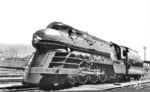 Lehigh Valley ALCO 4-6-2, Klasse K-6B, No. 2089 mit Stromlinienverkleidung in Depew, NY. Die vom Industriedesigner Otto Kuhler entworfene Verkleidung war schwarz lackiert mit roten Absätzen am Kessel und am unteren Ende der Schürze sowie mit schmalen weißen Streifen. Eingesetzt wurde die Lok vor dem "Black Diamond Express", der zwischen Philadelphia und New York verkehrte. (04.1940) <i>Foto: unbekannt</i>