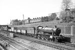 Ex-GWR 49xx (class 4-6-0) No. 5993 "Kirby Hall" mit einem gemischten Güterzug in Acton an der Up Relief Line im Gefälle zur North London Line. (04.1961) <i>Foto: A.E. Durrant</i>