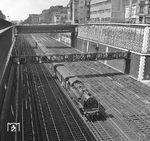 Eine SNCF 141 TC mit einem Vorortzug kurz vor dem Bahnhof Paris Gare Saint-Lazare. (20.06.1964) <i>Foto: Joachim Claus</i>