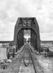 Bewachte Brücke über den Dnjepr an der ukrainischen Strecke Kiew - Poltawa. (1942) <i>Foto: RVM (Ittenbach)</i>