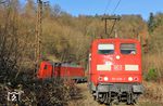 Im Ausweichgleis des Betriebsbahnhofs Heigenbrücken West wartet 151 035 die Vorbeifahrt des nächsten bergfahrenden Güterzuges GC 98575 (Neuss Gbf – Neustadt/Donau) mit 152 173 ab. (03.12.2016) <i>Foto: Joachim Bügel</i>