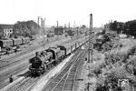 38 2524 (Bw Friedberg) verlässt mit E 3210 den Bahnhof Hanau. (05.08.1961) <i>Foto: Helmut Röth *</i>