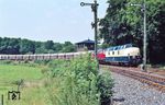 221 105 mit 216 031 warten am Abzweig Anger bei Ratingen auf die Weiterfahrt nach Rohdenhaus. Das linke Gleis war damals noch eine direkte Verbindung auf die Güterzugstrecke nach Düsseldorf-Rath. (27.07.1979) <i>Foto: Manfred Kantel</i>