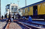Die Oberhausener 261 733 wird im Bahnhof Oberhausen-Osterfeld nach Überfahren einer Gleissperre wieder aufgegleist. (25.10.1979) <i>Foto: Manfred Kantel</i>