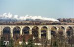 044 209 überquert mit einem Durchgangsgüterzug von Hamm nach Kassel das 482 m lange und mit 24 Bögen längste Kalksandsteinviadukt Europas bei Altenbeken. (15.02.1972) <i>Foto: Rolf Behrens</i>