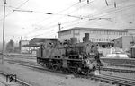 74 1042 (Borsig, Baujahr 1914) als Rangierlok in ihrem Heimatbahnhof Wiesbaden. (16.08.1961) <i>Foto: Helmut Röth *</i>