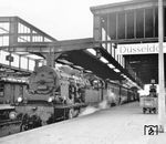 78 277 (Bw Düsseldorf-Abstellbf) vor einem sehr preußisch anmutenden Personenzug in Düsseldorf Hbf. (1954) <i>Foto: Robin Fell</i>