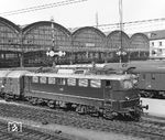 E 10 117 (Bw Heidelberg) mit einem Schnellzug in Basel SBB. (08.03.1966) <i>Foto: Joachim Claus</i>