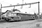 1930 ließen die Schweizerischen Bundesbahnen (SBB) Leichttriebwagen bauen, die für den Verkehr auf Linien mit niedrigem Verkehrsaufkommen gedacht waren und schnell den Namen "Roter Pfeil" erhielten. Bezeichnung und Nummern der Fahrzeuge wurden sehr oft geändert und gewechselt. Die ersten Fahrzeuge wurden ab 1935 als CLe 2/4 geliefert. Schon 1937 wurden sie zu Re 2/4 umgezeichnet, der hier gezeigte Triebwagen 207 (später RBe 2/4 1007) trug ab Werk die Bezeichnung Re 2/4. Ab 1947/48 wurden sie als RCe bezeichnet und mit den Nummern 601 ff eingereiht. Ab 1956 wurden alle RCe als RBe 2/4 bezeichnet, die Nummern wurden nochmals gewechselt. Aus 607 wurde 1007. Das Bild zeigt den RBe 2/4 1007 als "Bäderzug" aus Zürich im Bahnhof Bad Zurzach. (02.08.1960) <i>Foto: Kurt Eckert</i>