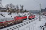 120 125 mit Testzug 402 020 und der vom Güterzug mit 185 148 abgehenden Schiebelok 151 069 im Bahnhof Steinbach/Wald. (10.02.2017) <i>Foto: Joachim Schmidt</i>