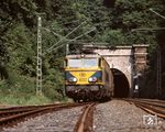 Die insgesamt acht im Jahr 1966 als Baureihe 16 in Dienst gestellten Lokomotiven waren Mehrsystemloks für den Verkehr mit 1,5 kV sowie 3 kV Gleichstrom- und 25 kV 50 Hz als auch 15 kV 16,7 Hz Wechselstrom-Systemen. Somit konnten sie neben in Belgien auch in Frankreich, den Niederlanden und Deutschland eingesetzt werden. SNCB 1602 verlässt hier mit D 432 nach Köln den Buschtunnel bei Aachen Süd. (31.08.1979) <i>Foto: Johannes Glöckner</i>