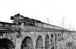 01 1061 (Bw Kassel) mit D 74 auf dem Friedberger Viadukt. (04.07.1964) <i>Foto: Kurt Eckert</i>