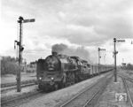 Mit einem Schnellzug fährt CSD 387 008 in den Bahnhof Dolni Berkorvice, nördlich von Melnik (Böhmen) ein. Kenner sprechen bei ihr von der elegantesten Lok der CSD, die in den Jahren 1926 bis 1937 in 43 Exemplaren entstand. Auch leistungsmäßig konnte sie überzeugen und einen Schnellzug aus 18 vierachsigen Schnellzugwagen und einem Zuggewicht von 642 t zwischen Prerov und Praha mit der Durchschnittsgeschwindigkeit von 62 km/h befördern. Auf der Strecke zwischen Praha und Breclav brachte der Betrieb mit der Lok 20 % weniger Brennstoffverbrauch und 25 % weniger Schmierstoffverbrauch gegenüber dem Betrieb mit der CSD-Baureihe 375. (02.05.1968) <i>Foto: Joachim Claus</i>