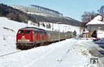 215 031 (eine der drei Krefelder Maschinen mit E-Heizung) fährt vor Wintersportsonderzug EWi 25047 nach Winterberg durch den Bahnhof Silbach. (12.02.1984) <i>Foto: Wolfgang Bügel</i>