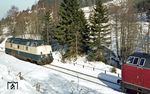 Zunächst ging 221 141 vom Zug ab, damit die neue Zugloklok 221 114 (rechts) die Fuhre übernehmen konnte. (12.02.1984) <i>Foto: Wolfgang Bügel</i>