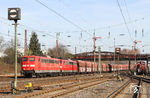151 168 mit 151 061 fahren mit dem Kohlezug GM 60275 (Oberhausen West - Schweinfurt) durch den Bahnhof Düsseldorf-Rath. (16.03.2017) <i>Foto: Joachim Bügel</i>
