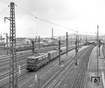 110 005 (Bw Nürnberg Hbf) verlässt mit einem Schnellzug den Aschaffenburger Hauptbahnhof. (17.05.1969) <i>Foto: Joachim Claus</i>