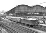 Vor dem "Rheingold" verlässt die SBB Re 4/4 I 10039 der zweiten Bauserie, Baujahr 1950, den Bahnhof Basel SBB, um den Zug bis Genf zu befördern. Hinter dem "Buckelspeisewagen" läuft der für den Zug typische Aussichtswagen. (22.05.1969) <i>Foto: Joachim Claus</i>