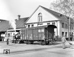 1903 lieferte die Lokomotivfabrik Jung in Jungenthal die 10 t schwere Lok nach Rheinfelden in die Salmenbräu, die 1842 von Franz Joseph Dietschy gegründet worden war. Mit ihrem knuffigen Aussehen von 5,7 m Länge und einem Kesselvolumen von vier Kubikmetern hatte sie schnell den Spitznamen "Salme-Lökeli" weg. Während ihrer 81 Jahren Einsatzzeit zuckelte sie von der Salmenbräu am Rheinufer via Baslerstrasse zum Bahnhof Rheinfelden. Von dort beförderte sie das Bier auch über die lokalen Grenzen hinaus zum erweiterten Kundenkreis von Salmen. Der Einsatz der Lok war Anfang des 20. Jahrhunderts geradezu revolutionär, da sie auf eine Ein-Mann-Bedienung ausgelegt war und als Dampfspeicherlok kostengünstig betrieben werden konnte. Das anspruchslose Fahrzeug wurde mit Dampf aus dem Kesselhaus gespeist, das seinerseits auch das Sudhaus versorgte. 1971 fusionierte die Brauerei Salmen mit Sibra. Hierbei wurde die Lok in "Cardinal" umbenannt. 1980 wurde erstmalig ihre Abstellung beschlossen, das Vorhaben scheiterte jedoch am Veto der örtlichen Brauereiverantwortlichen. Im Dezember 1984 wurde dann doch aufs Abstellgleis gefahren. 1991 ging sie in den Besitz der Feldschlösschen-Brauerei über. 2002 sollte sie verschrottet werden, Dampflok-Liebhaber sammelten aber Geld und restaurierten die Lok. Die Feldschlösschen-Brauerei wiederum schenkte sie anschließend der Stadt Rheinfelden, um dieser zu einem Symbol für die imposante Bier- und Bahngeschichte zu verhelfen. Heute steht die Salmenbräu-Lok als Denkmal im Kreisverkehr in Rheinfelden an der Baslerstrasse.  (09.04.1969) <i>Foto: Joachim Claus</i>