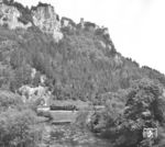 003 088 im Donautal bei Langenbrunn (zwischen Hausen im Tal und Beuron) vor der Kulisse von Schloss Werenwag. (03.09.1972) <i>Foto: Joachim Claus</i>