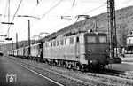 Geballte Power vor einem Personenzug in Gemünden am Main. Mit rund 9000 PS dürfte der Zug mit den Zugloks E 50 032 (Bw Würzburg) und E 44 070 (Bw Aschaffenburg) deutlich übermotorisiert gewesen sein. (19.07.1965) <i>Foto: Kurt Eckert</i>
