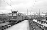 Die Ae 6/6 umfasste eine Serie von 120 Universallokomotiven der Schweizerischen Bundesbahnen, die anfangs (seit 1955) über den Gotthard eingesetzt wurden. Die ersten 25 Lokomotiven trugen die Wappen der damals 25 Schweizer Kantone auf den Seitenwänden, die anderen Loks bekamen Wappen der Schweizer Kantons-Hauptorte (Nr. 11425–11450) und aus anderen Schweizer Regionen (Nr. 11451–11520). Ae 6/6 11437 war mit dem Wappen der Stadt Basel ausgestattet und fährt hier mit einem Sonderzug in den Bahnhof Luzern ein. (02.06.1962) <i>Foto: Helmut Röth *</i>