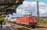 Es dürfte wohl das letzte Einsatzgebiet der Baureihe 143 werden: Seit dem Fahrplanjahr 2017 werden die im Reisezugverkehr überflüssig gewordenen Loks planmäßig vor Güterzügen u.a. zwischen Gremberg und Seelze eingesetzt. Hier fahren 143 288 (mit zeitmultiplexer-Doppeltraktions-Steuerung) und 143 038 vor EZ 51226 (Seelze - Gremberg) durch den Bahnhof Hilden. (27.04.2017) <i>Foto: Joachim Bügel</i>