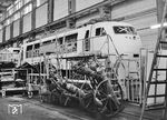 Blick in die Fertigungshalle bei Henschel in Kassel, wo gerade die neue Baureihe 103.1 in Produktion ist. Mit einer Dauerleistung von 7.440 kW (10.100 PS) war die 103 bei ihrer Indienststellung die stärkste einteilige Lok der Welt und ist bis heute die leistungsstärkste Lokomotive, die eine Bahn in Deutschland je im Liniendienst eingesetzt hat. Als erste Serienlok wurde übrigens am 27. Mai 1970 die 103 109 ausgeliefert, am 20. Juli vorläufig und am 8. September 1970 endgültig abgenommen.  (11.04.1970) <i>Foto: Joachim Claus</i>