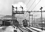 CSD 556.0152 fährt mit einem Güterzug aus dem Bahnhof Decin (Bodenbach), dem Grenzübergang zwischen Deutschland und der Tschechoslowakei, der heute Teil der transeuropäischen Verkehrsachse Nord-/Ostsee – Dresden – Prag ist.  (01.02.1970) <i>Foto: Joachim Claus</i>