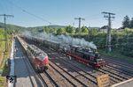 In Hagen-Hengstey begegnen sich 78 468 mit einem Sonderzug nach Koblenz und die dort im Bauzugdienst tätige 221 122. (27.05.2017) <i>Foto: Joachim Bügel</i>